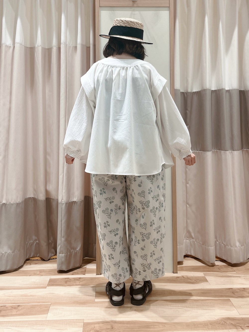 ホワイト系のシャツ/ブラウス、グリーン系のTシャツ/カットソー、ホワイト系のその他パンツを着用したレディースの夏コーディネートの2枚目の写真