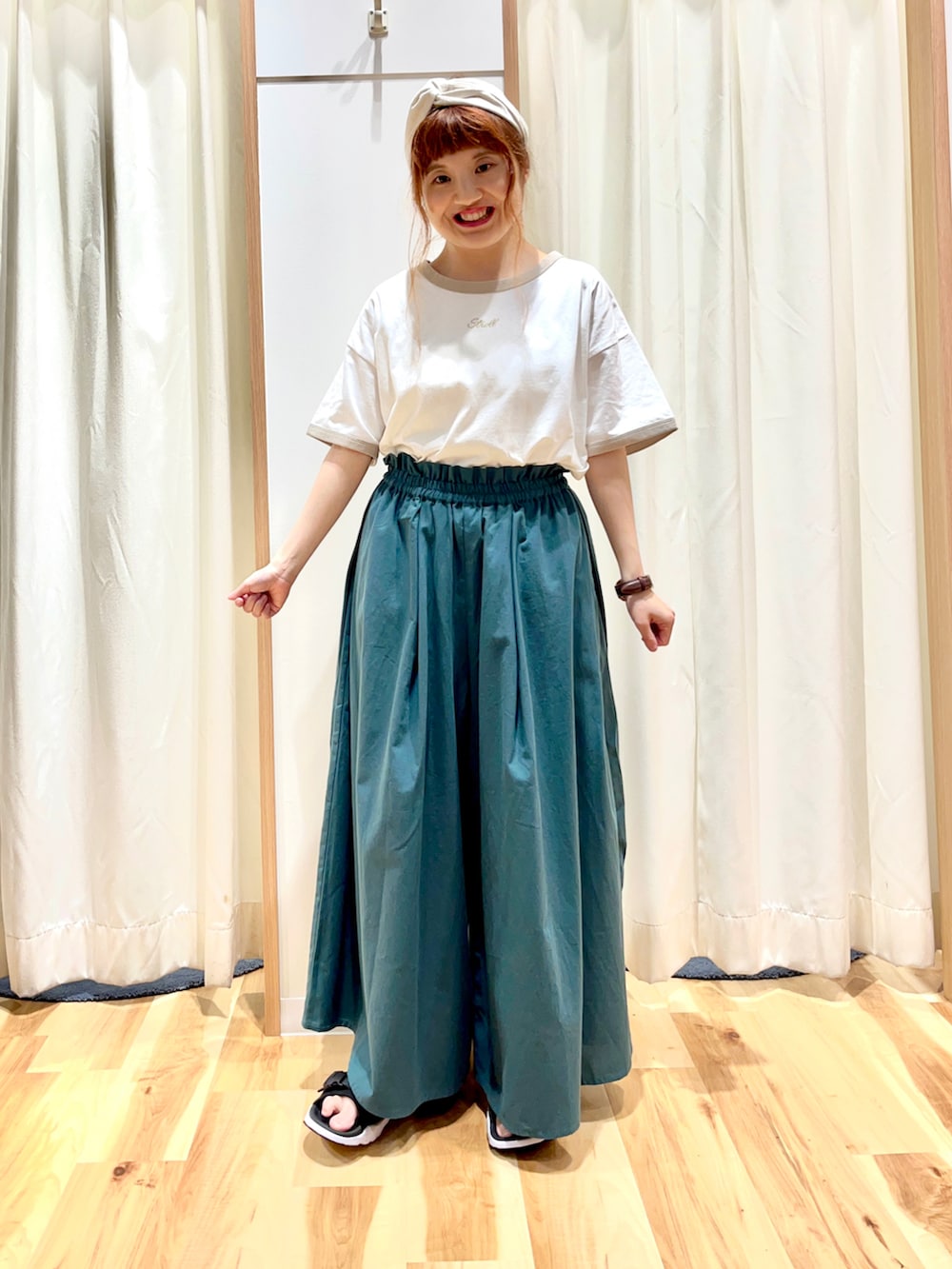 ホワイト系のTシャツ/カットソー、オレンジ系のワンピース、グリーン系のその他パンツを着用したレディースの夏コーディネートの3枚目の写真