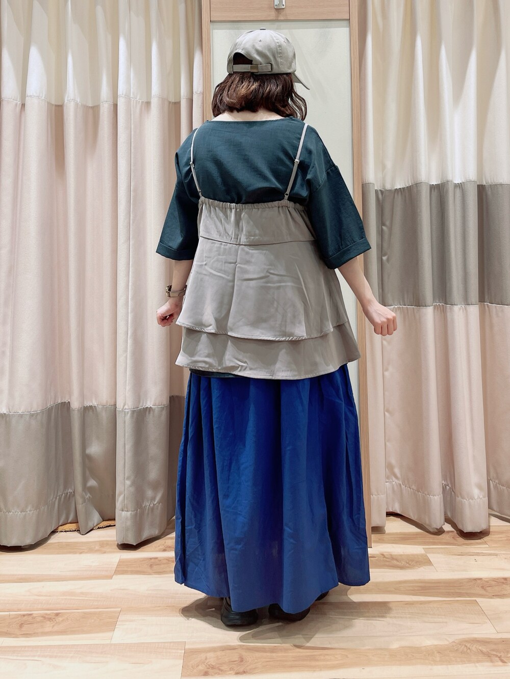 ベージュ系のシャツ/ブラウス、グレー系のシャツ/ブラウス、ブルー系のスカートを着用したレディースの夏コーディネートの2枚目の写真