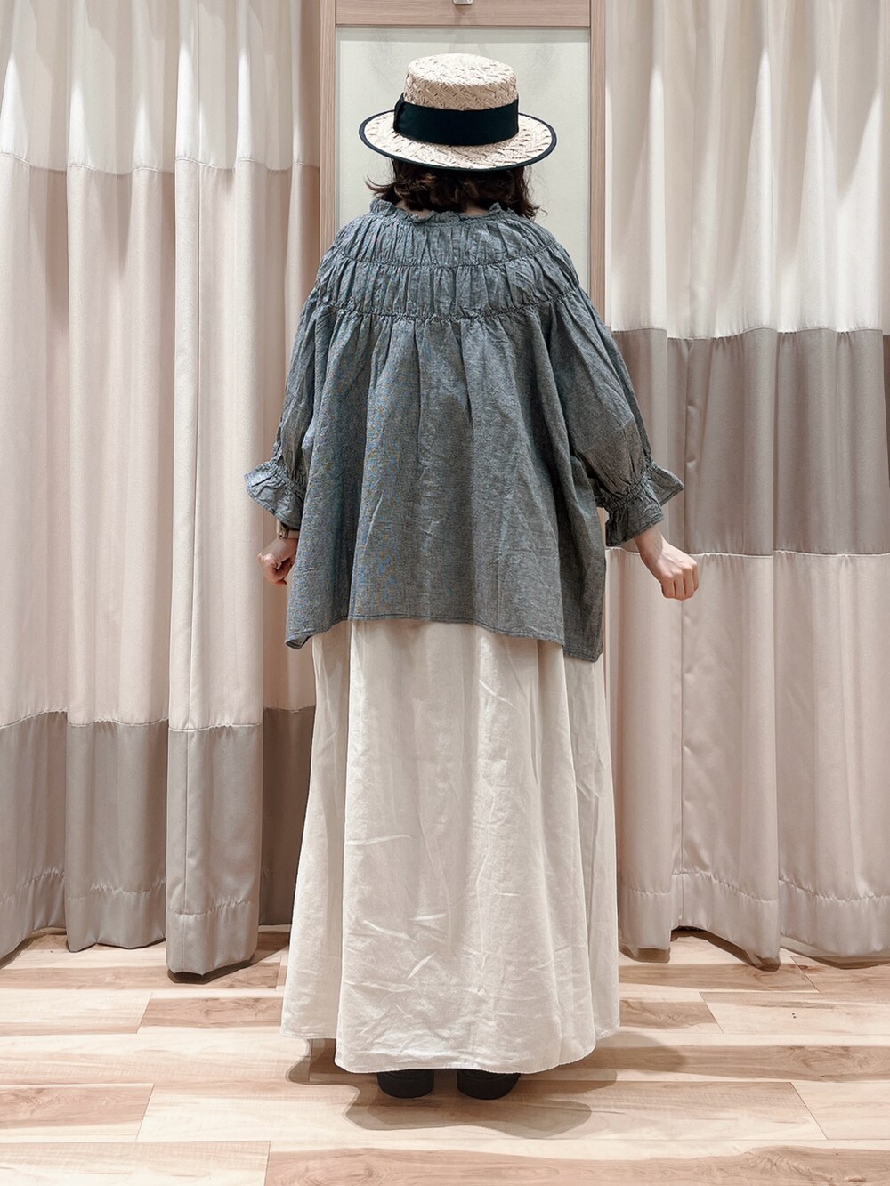 ブラック系のシャツ/ブラウス、ホワイト系のワンピース、ブラック系のサンダルを着用したレディースの夏コーディネートの2枚目の写真