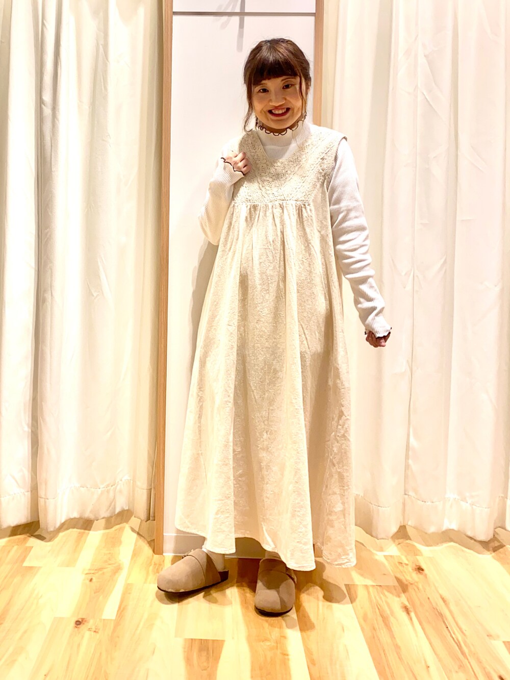 ホワイト系のワンピース、ホワイト系のTシャツ/カットソー、グリーン系のその他アウターを着用したレディースの冬コーディネートの3枚目の写真