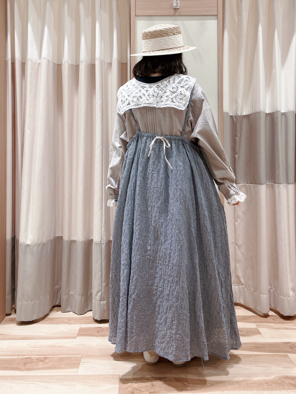 ブルー系のワンピース、ベージュ系のワンピース、ホワイト系のその他パンツを着用したレディースの春コーディネートの2枚目の写真