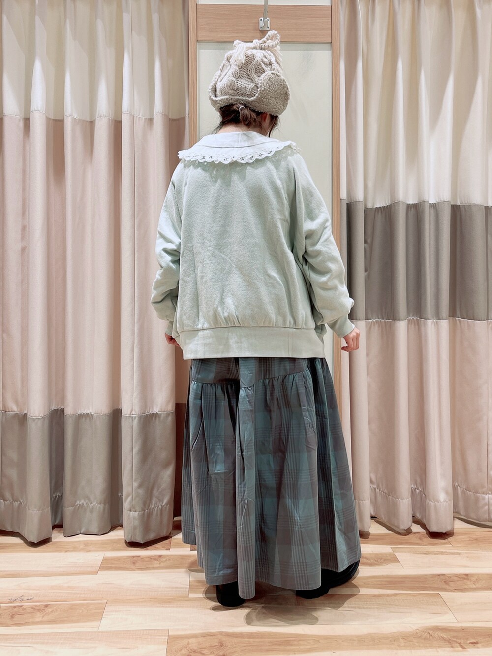 ホワイト系のシャツ/ブラウス、グリーン系のニット/セーター、グリーン系のその他パンツを着用したレディースの冬コーディネートの2枚目の写真