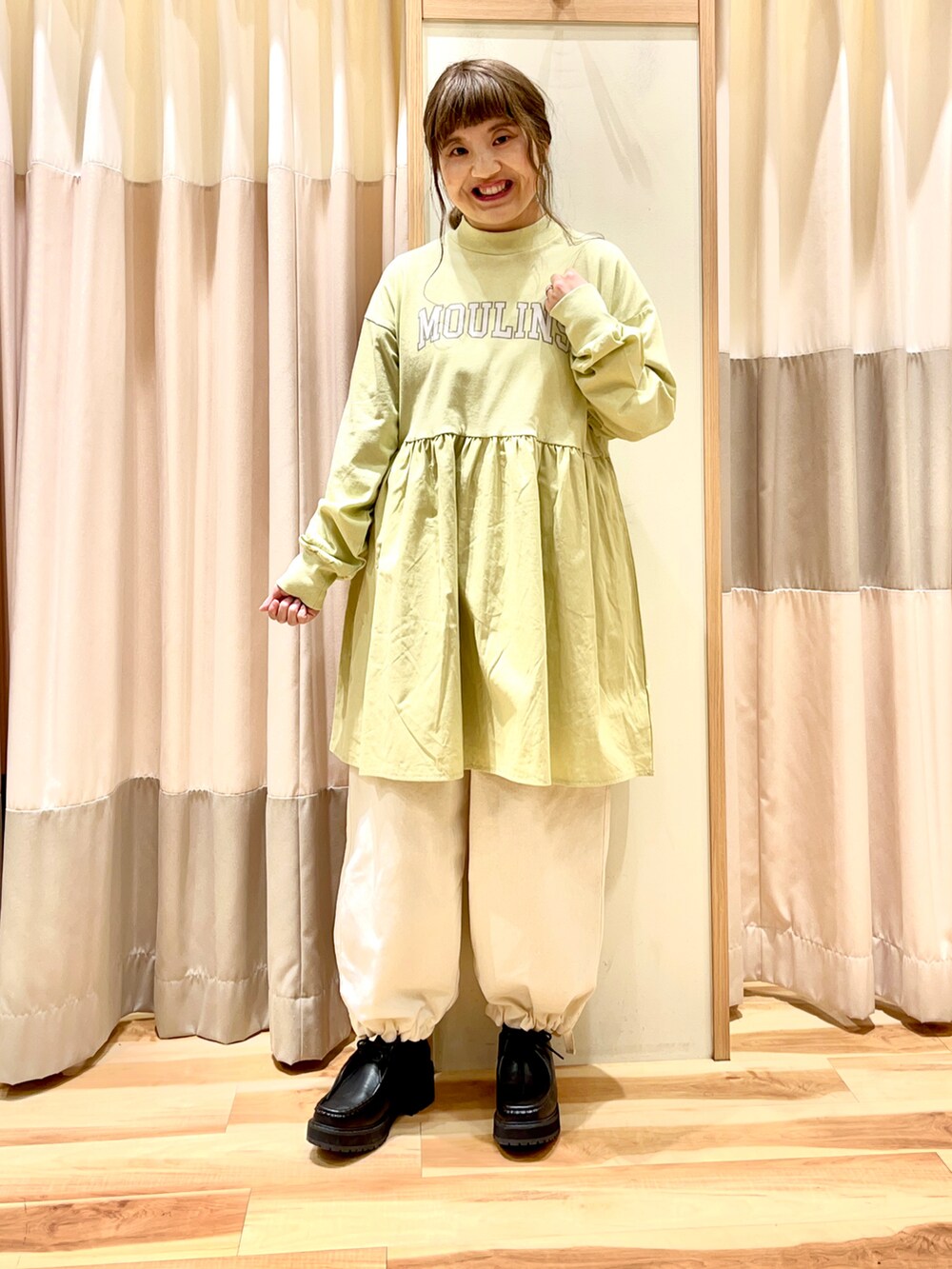 ベージュ系のノーカラージャケット、グリーン系のTシャツ/カットソー、ブルー系のその他パンツを着用したレディースの冬コーディネートの3枚目の写真