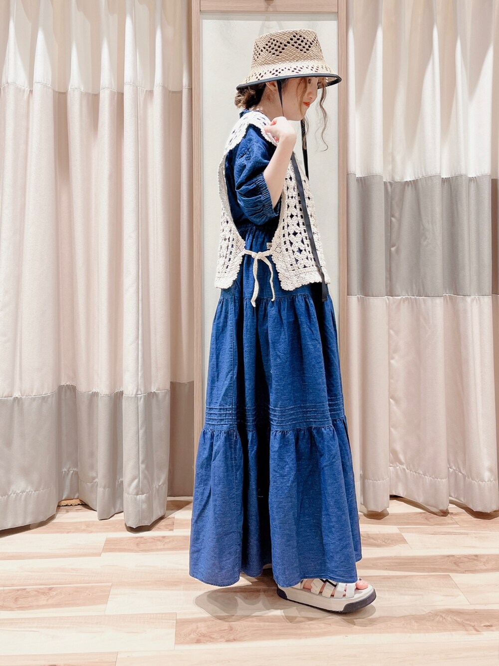 ホワイト系のベスト、ブルー系のシャツ/ブラウス、ブルー系のスカートを着用したレディースの夏コーディネートの2枚目の写真