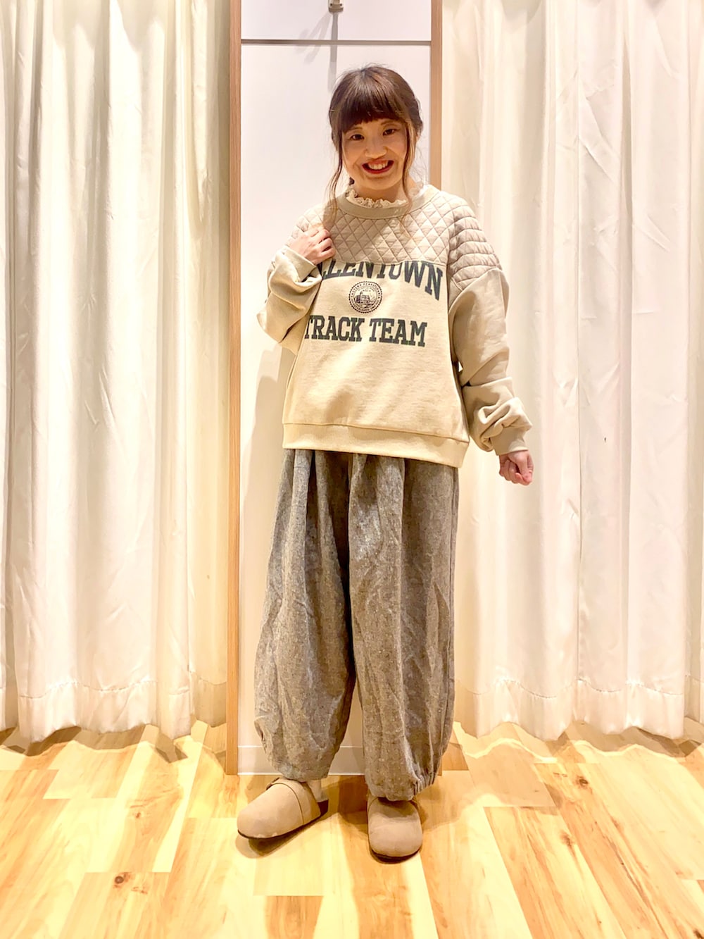 ベージュ系のスウェット、ベージュ系のその他アウター、グレー系のその他パンツを着用したレディースの冬コーディネートの3枚目の写真