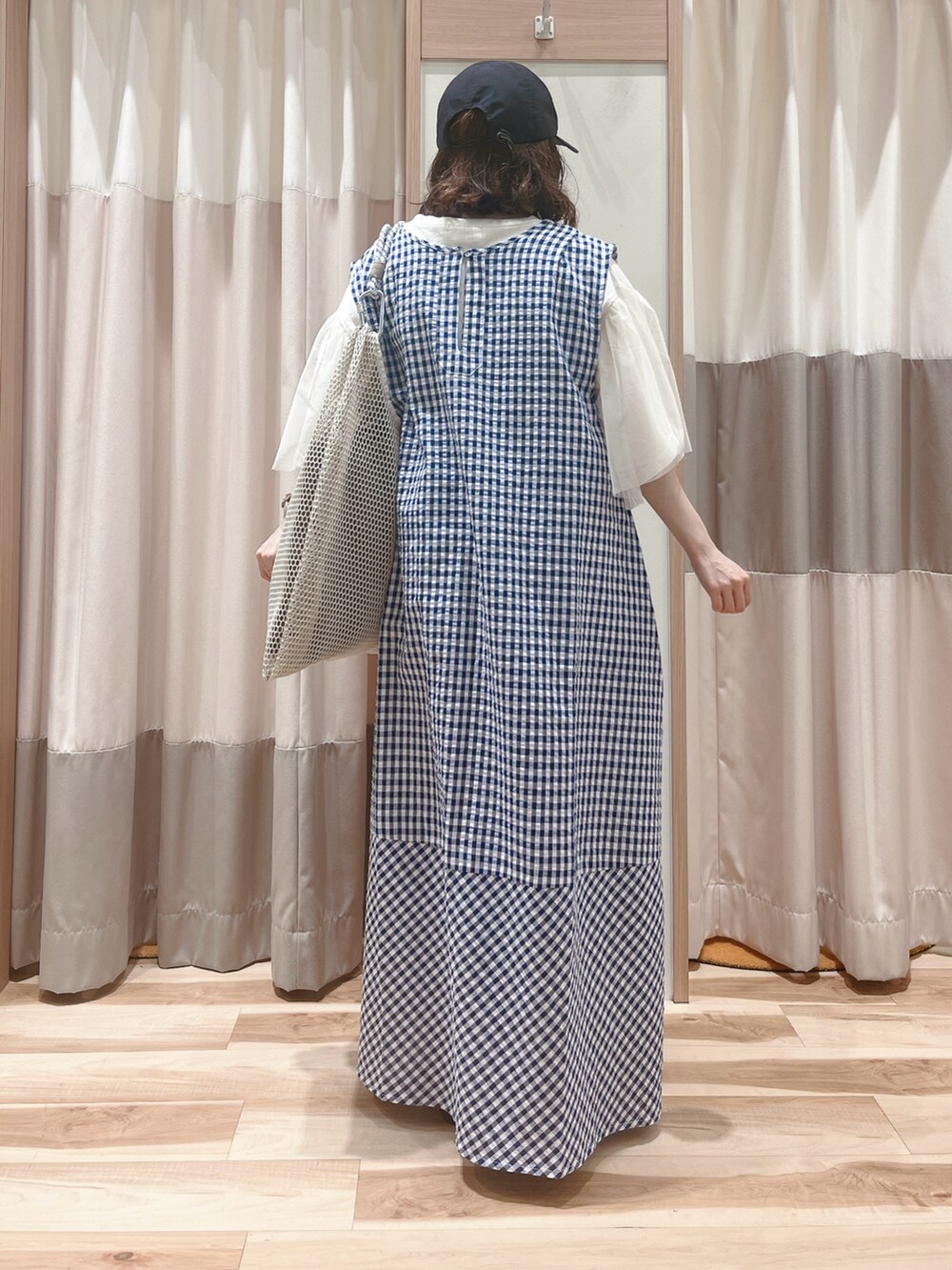 ホワイト系のTシャツ/カットソー、ブルー系のワンピース、ベージュ系のハンドバッグを着用したレディースの夏コーディネートの2枚目の写真