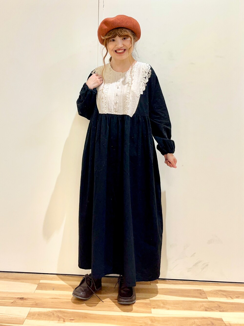 ベージュ系のカーディガン/ボレロ、ブラック系のワンピース、ブラウン系のその他シューズを着用したレディースの秋コーディネートの4枚目の写真