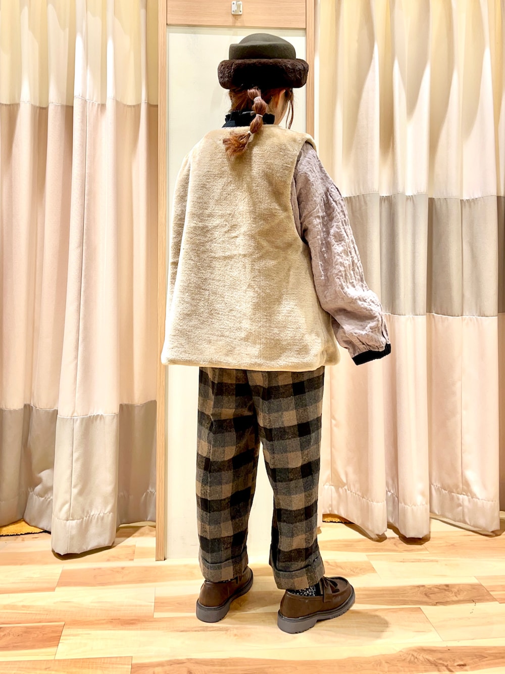 ブラウン系のシャツ/ブラウス、グリーン系のブルゾン、グリーン系のその他パンツを着用したレディースの冬コーディネートの4枚目の写真