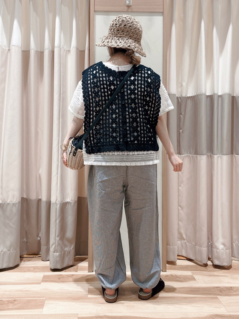 ブラック系のベスト、ホワイト系のシャツ/ブラウス、ブラック系のその他パンツを着用したレディースの夏コーディネートの2枚目の写真