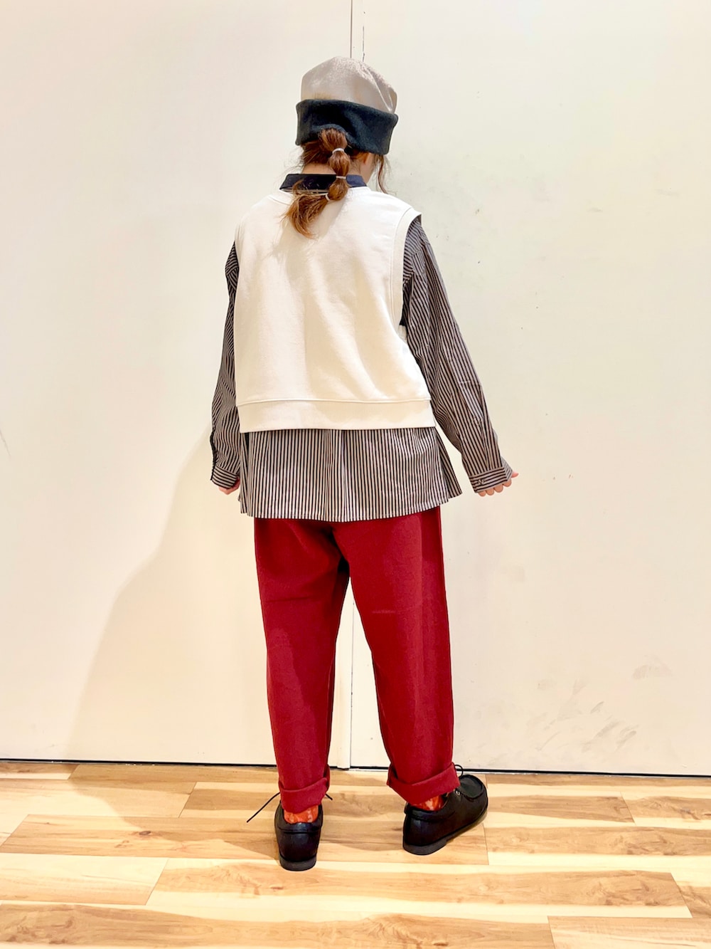 ホワイト系のTシャツ/カットソー、ブラウン系のシャツ/ブラウス、レッド系のその他パンツを着用したレディースの秋コーディネートの2枚目の写真