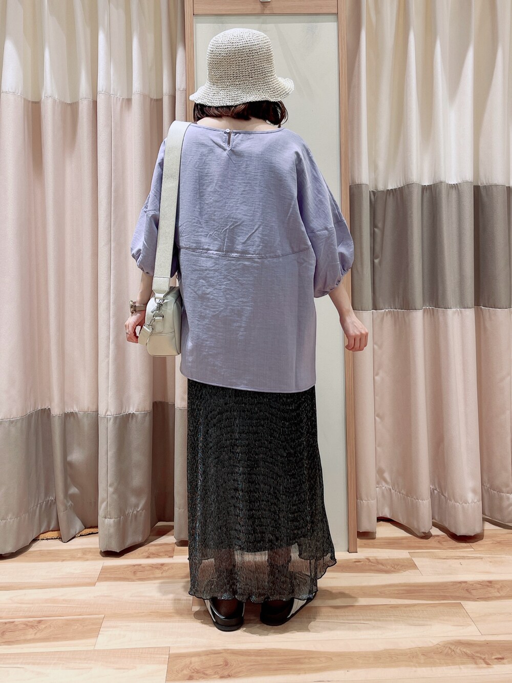 パープル系のシャツ/ブラウス、ブラック系のスカート、ホワイト系のハンドバッグを着用したレディースの夏コーディネートの2枚目の写真