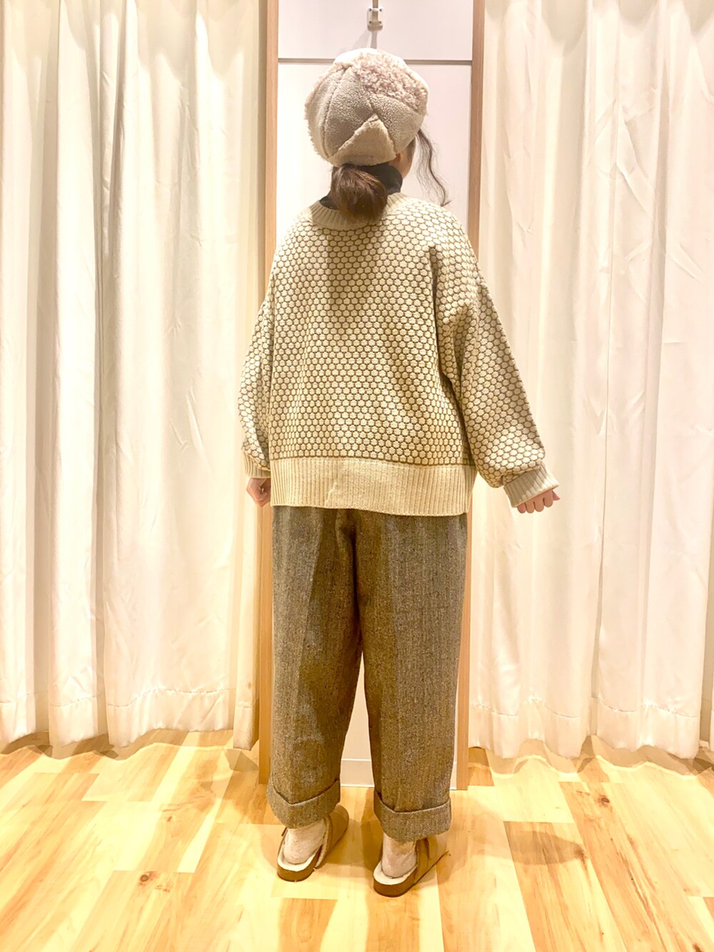 ベージュ系のカーディガン/ボレロ、グレー系のニット/セーター、ブラック系のその他パンツを着用したレディースの冬コーディネートの2枚目の写真