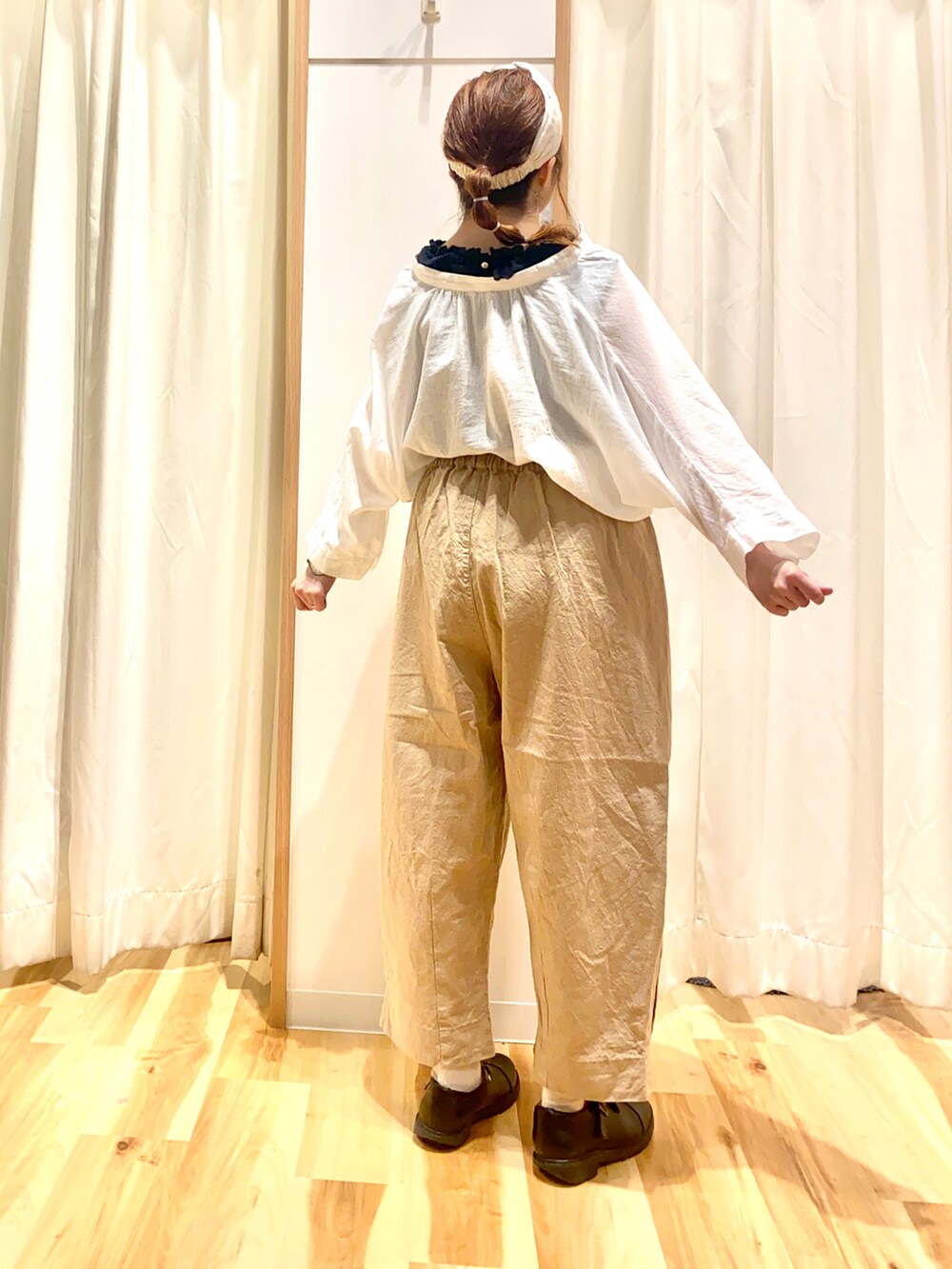 ホワイト系のシャツ/ブラウス、ブラック系のTシャツ/カットソー、ベージュ系のその他パンツを着用したレディースの夏コーディネートの2枚目の写真