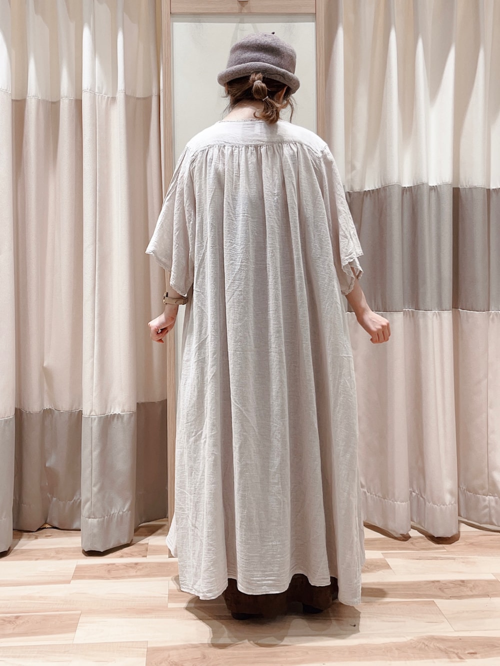 ホワイト系のタンクトップ、ホワイト系のワンピース、ブラウン系のワンピースを着用したレディースの秋コーディネートの2枚目の写真