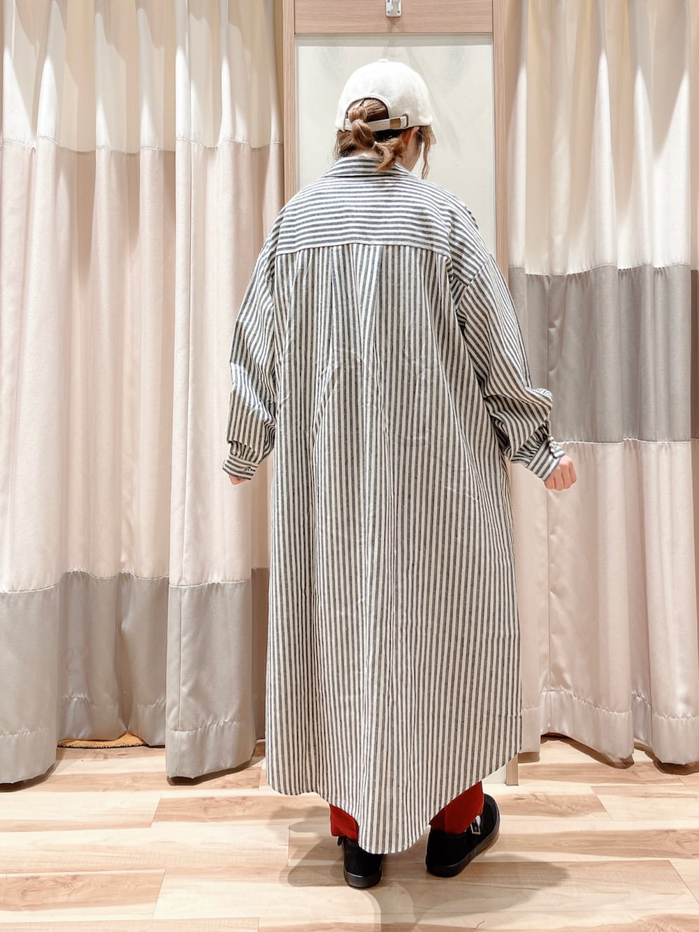 ホワイト系のTシャツ/カットソー、グレー系のワンピース、レッド系のその他パンツを着用したレディースの秋コーディネートの2枚目の写真