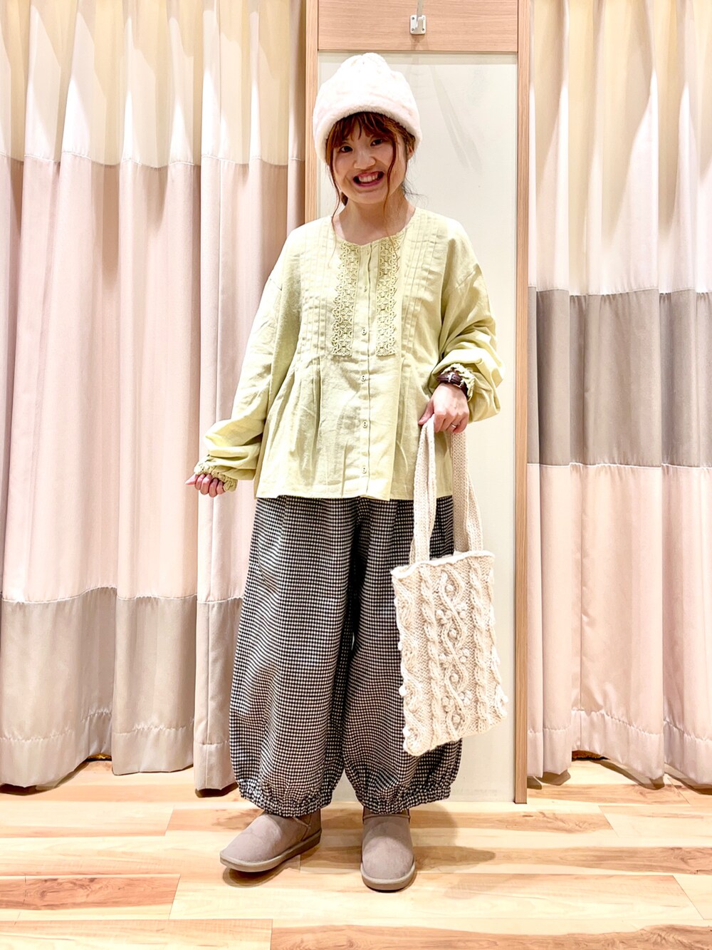 ホワイト系のその他アウター、イエロー系のシャツ/ブラウス、ホワイト系のその他パンツを着用したレディースの冬コーディネートの3枚目の写真