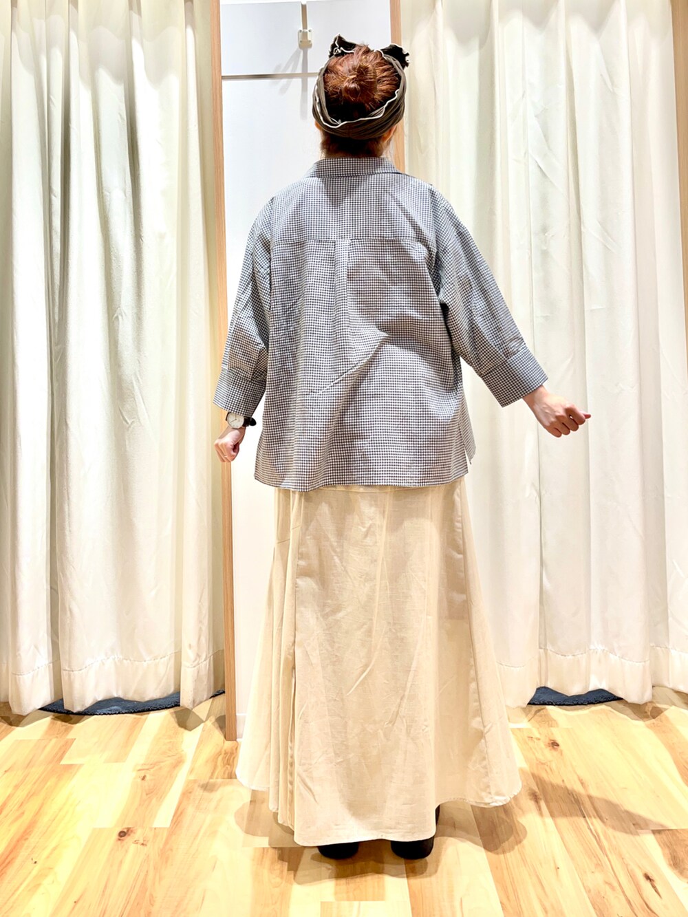 ブラック系のシャツ/ブラウス、ホワイト系のTシャツ/カットソー、ベージュ系のスカートを着用したレディースの夏コーディネートの2枚目の写真