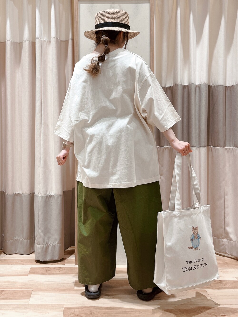 ホワイト系のTシャツ/カットソー、グリーン系のその他パンツ、ブラウン系のハンドバッグを着用したレディースの夏コーディネートの2枚目の写真