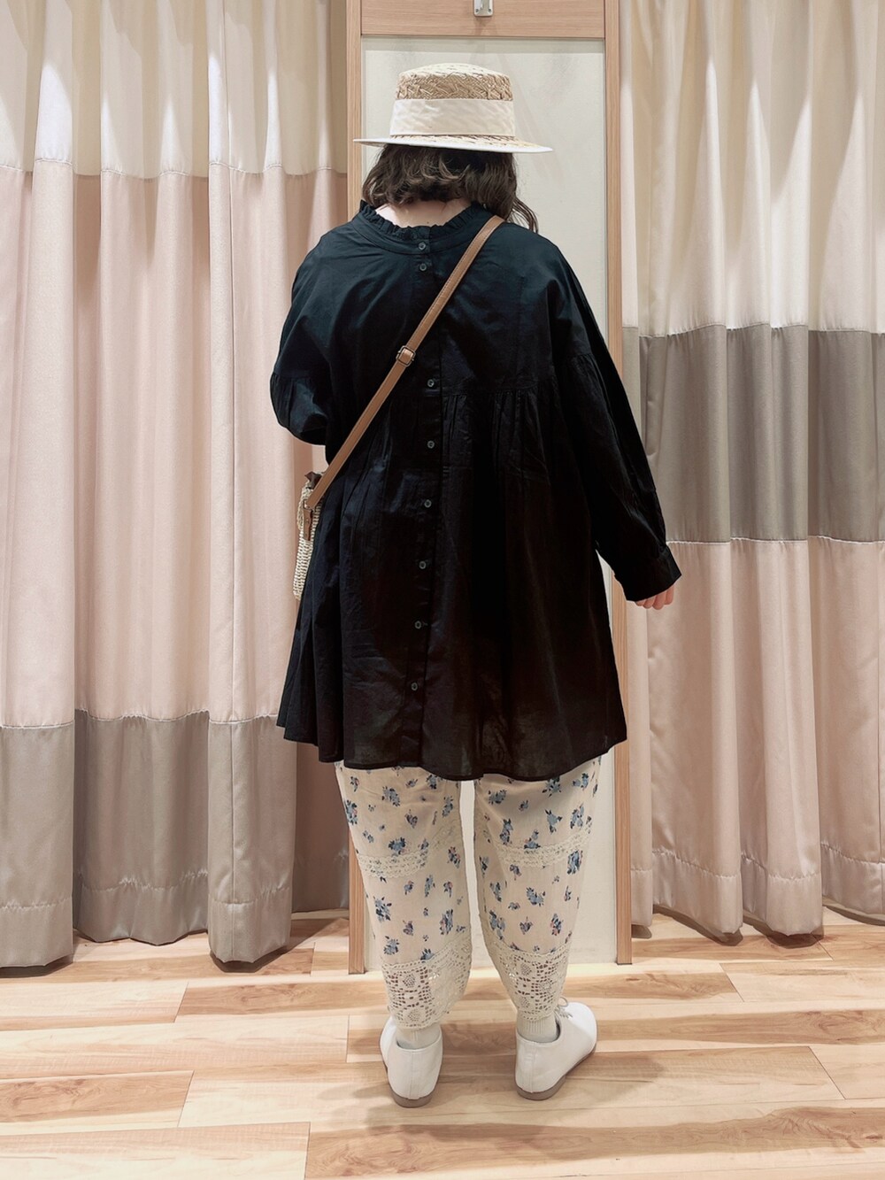 ブラック系のシャツ/ブラウス、ホワイト系のその他パンツ、ホワイト系のハンドバッグを着用したレディースの春コーディネートの2枚目の写真