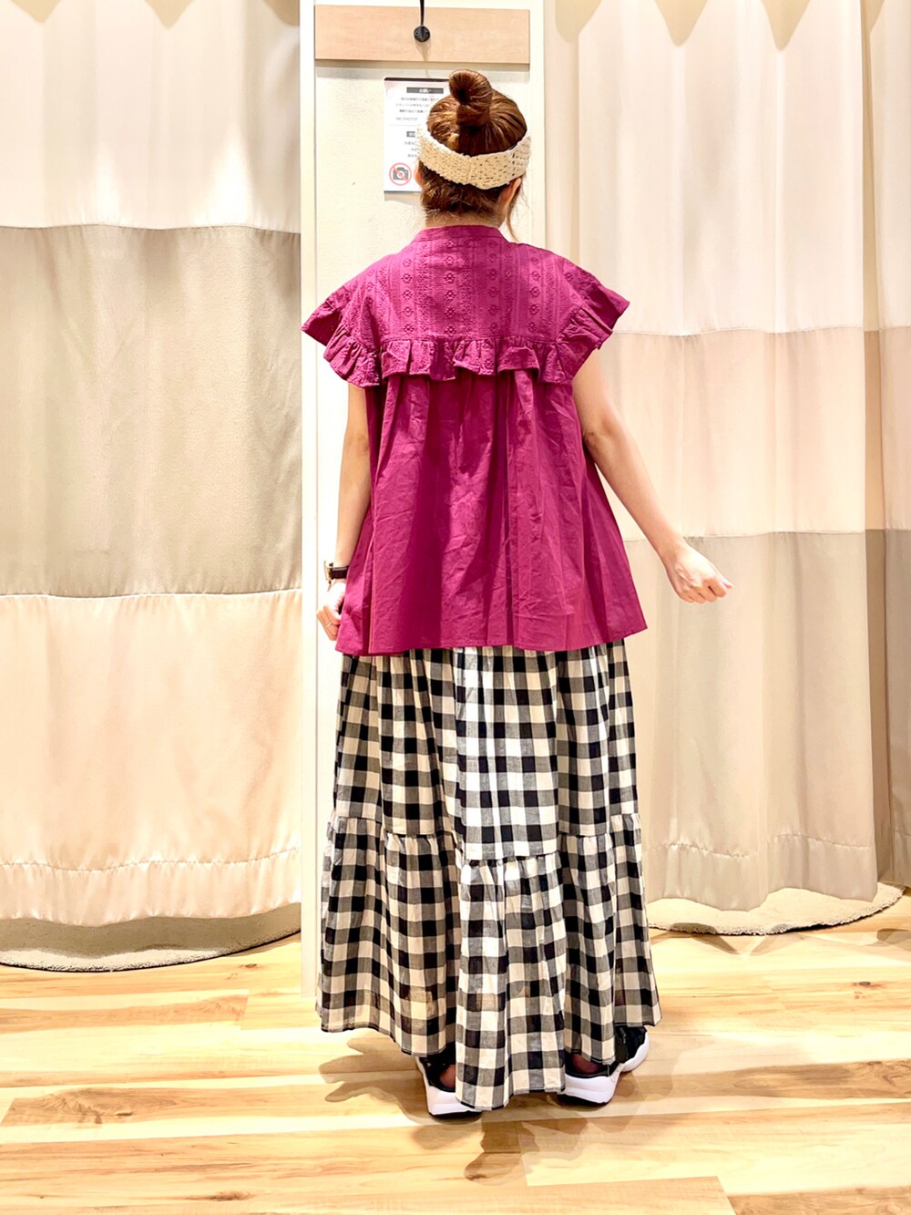 レッド系のシャツ/ブラウス、ホワイト系のスカート、ブラック系のサンダルを着用したレディースの夏コーディネートの2枚目の写真