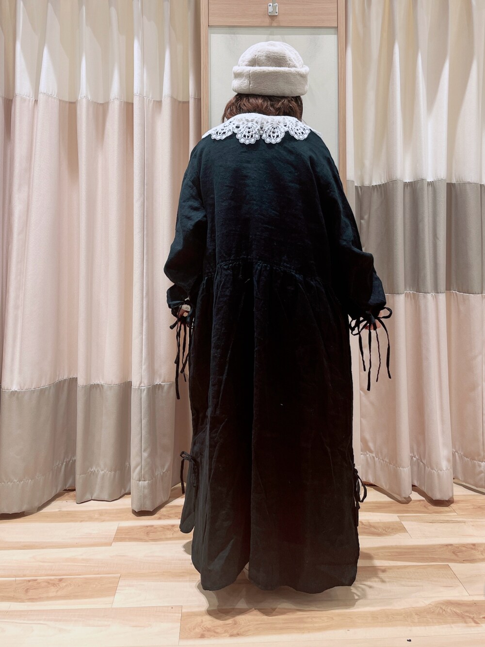 ブラック系のワンピース、ブルー系のワンピース、ホワイト系のシャツ/ブラウスを着用したレディースの冬コーディネートの2枚目の写真