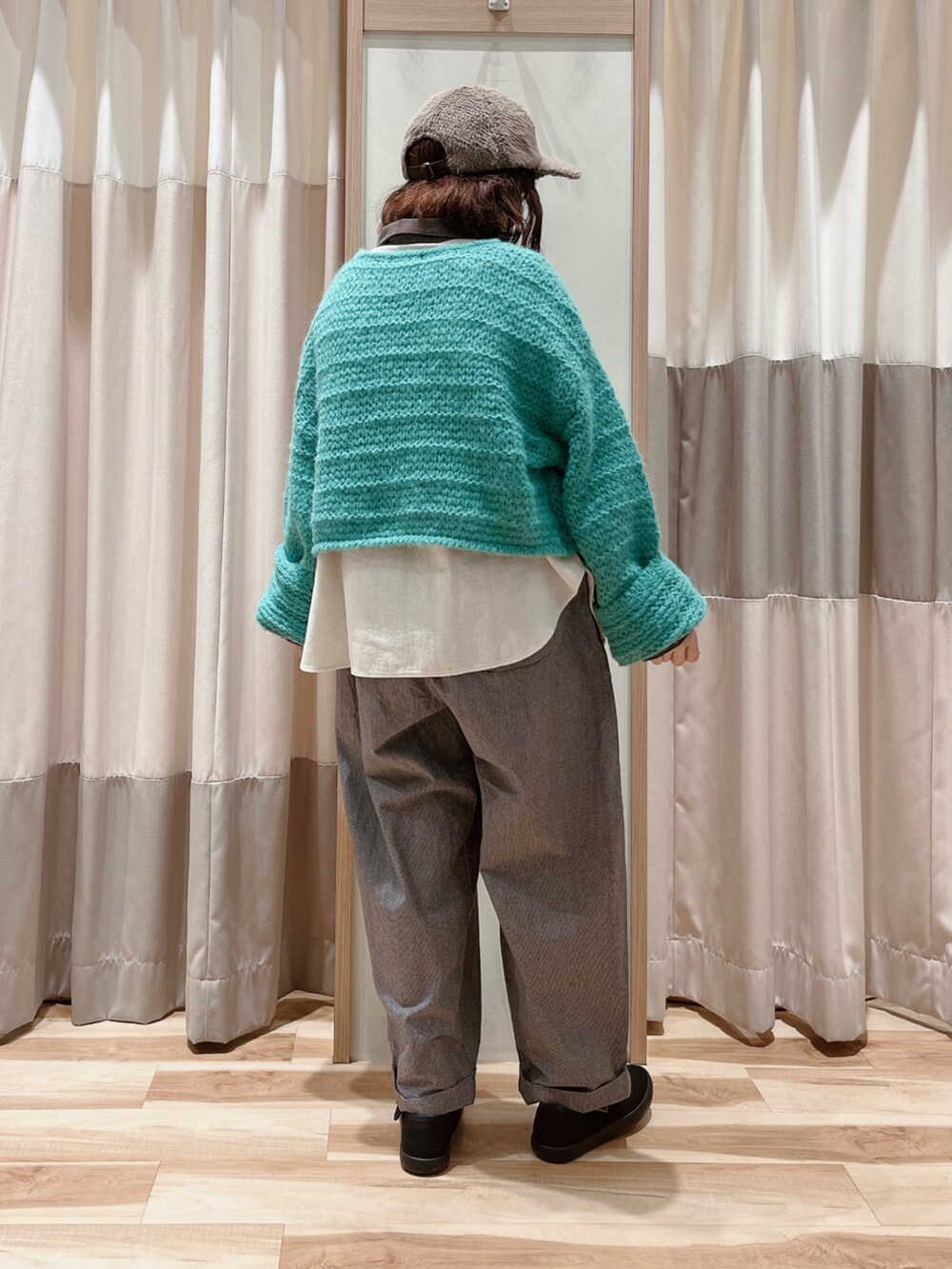 ホワイト系のシャツ/ブラウス、グリーン系のニット/セーター、ブラック系のその他パンツを着用したレディースの秋コーディネートの2枚目の写真