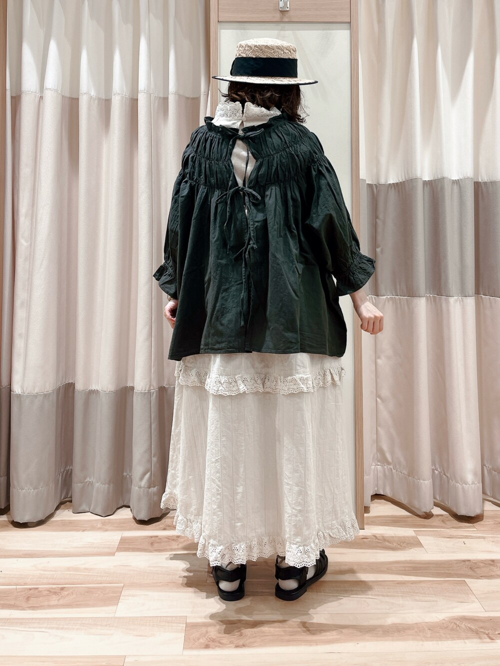 グレー系のシャツ/ブラウス、ホワイト系のTシャツ/カットソー、ベージュ系のスカートを着用したレディースの夏コーディネートの2枚目の写真