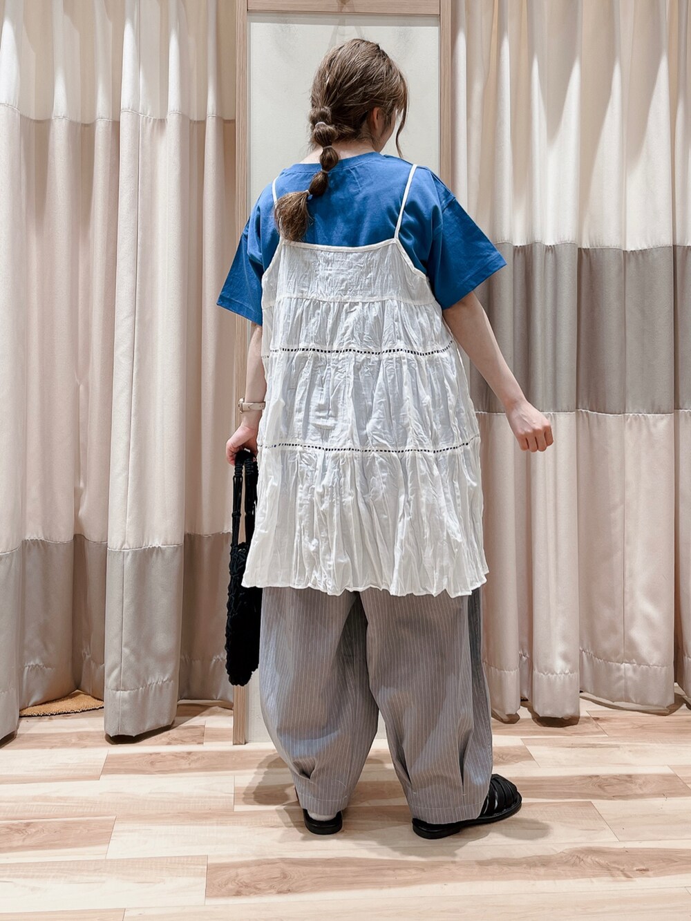 ブルー系のTシャツ/カットソー、ホワイト系のチュニック、グレー系のその他パンツを着用したレディースの夏コーディネートの2枚目の写真