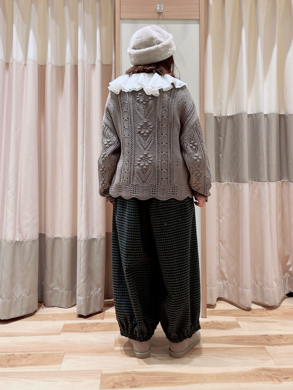 ホワイト系のシャツ/ブラウス、ブラウン系のカーディガン/ボレロ、ブラウン系のその他パンツを着用したレディースの冬コーディネートの2枚目の写真