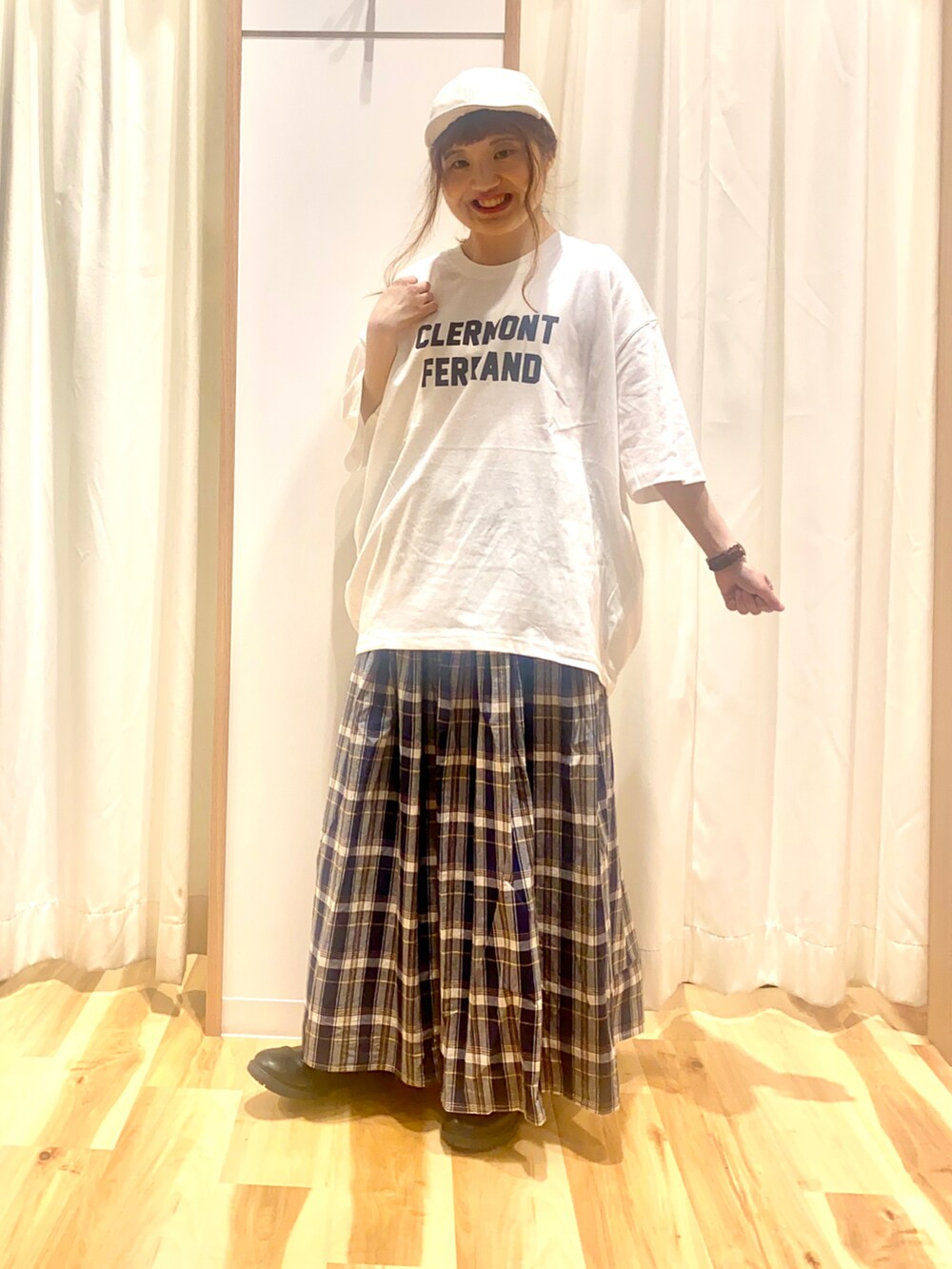 ホワイト系のTシャツ/カットソー、ブルー系のシャツ/ブラウス、ブルー系のスカートを着用したレディースの春コーディネートの3枚目の写真