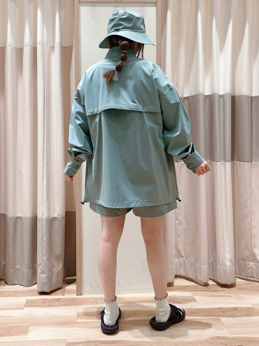 グレー系のTシャツ/カットソー、グリーン系のブルゾン、グリーン系のその他パンツを着用したレディースの春コーディネートの2枚目の写真