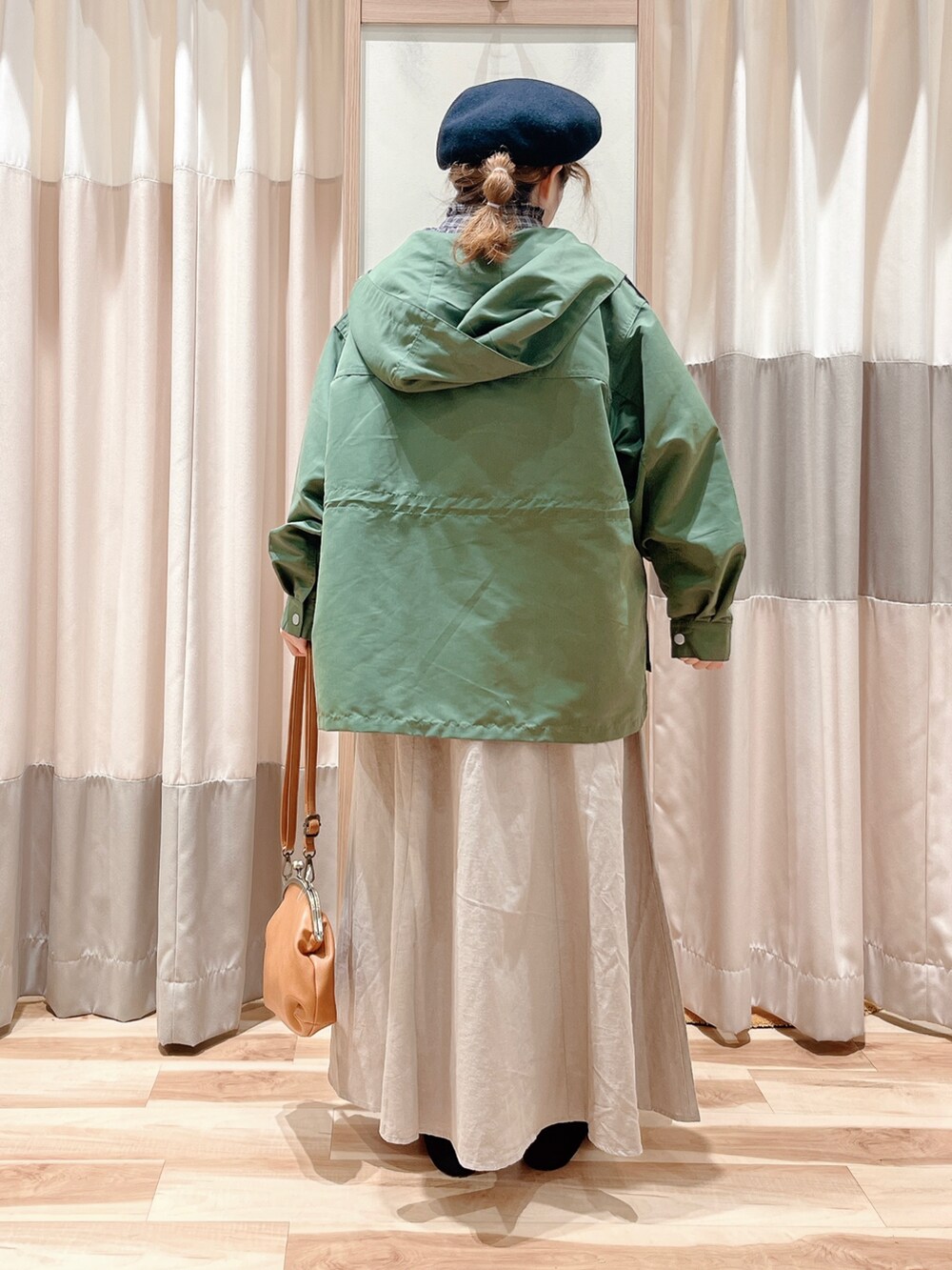 グレー系のシャツ/ブラウス、グリーン系のノーカラージャケット、ベージュ系のスカートを着用したレディースの秋コーディネートの2枚目の写真