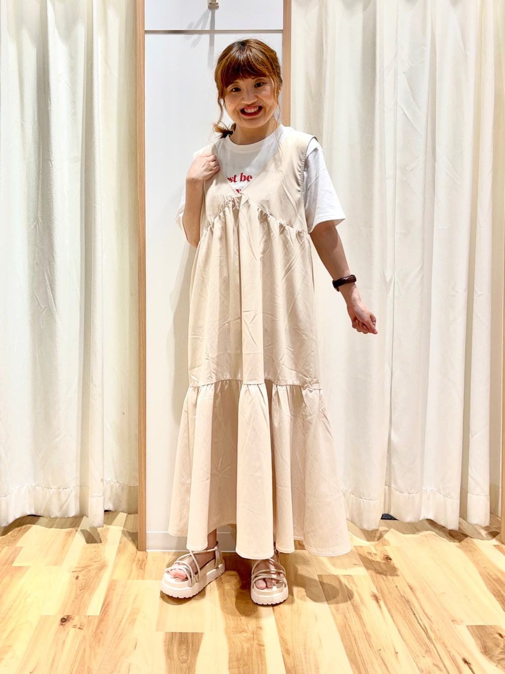 ホワイト系のニット/セーター、ホワイト系のワンピース、ブラウン系のショルダーバッグを着用したレディースの夏コーディネートの3枚目の写真