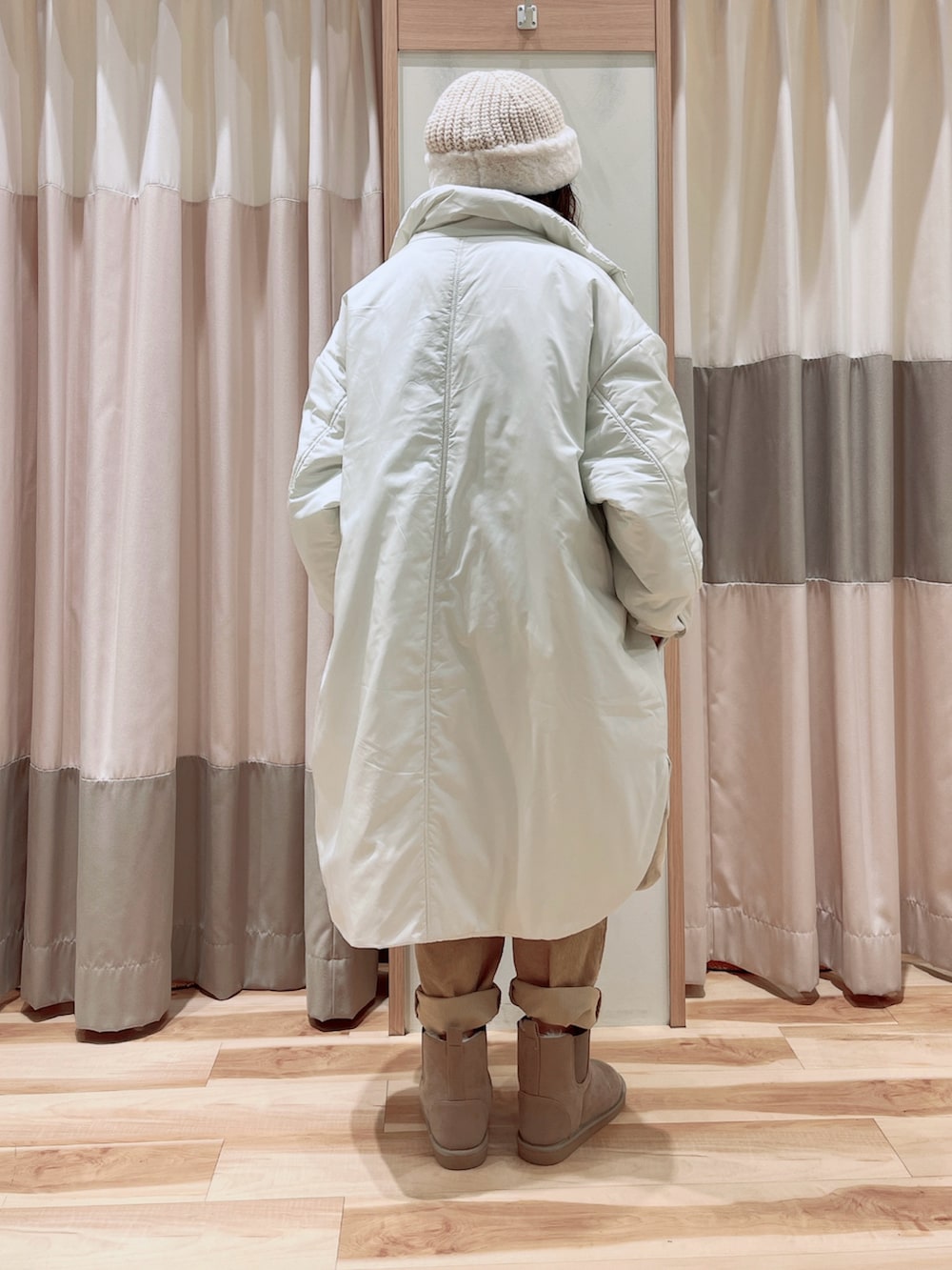 ブルー系のTシャツ/カットソー、ベージュ系のその他パンツ、ベージュ系のその他アウターを着用したレディースの冬コーディネートの2枚目の写真