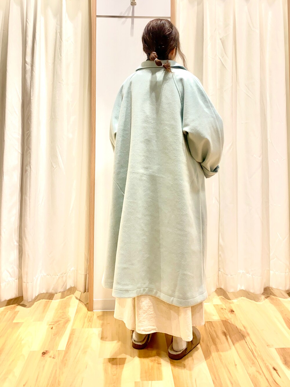 ホワイト系のワンピース、ホワイト系のTシャツ/カットソー、グリーン系のその他アウターを着用したレディースの冬コーディネートの2枚目の写真