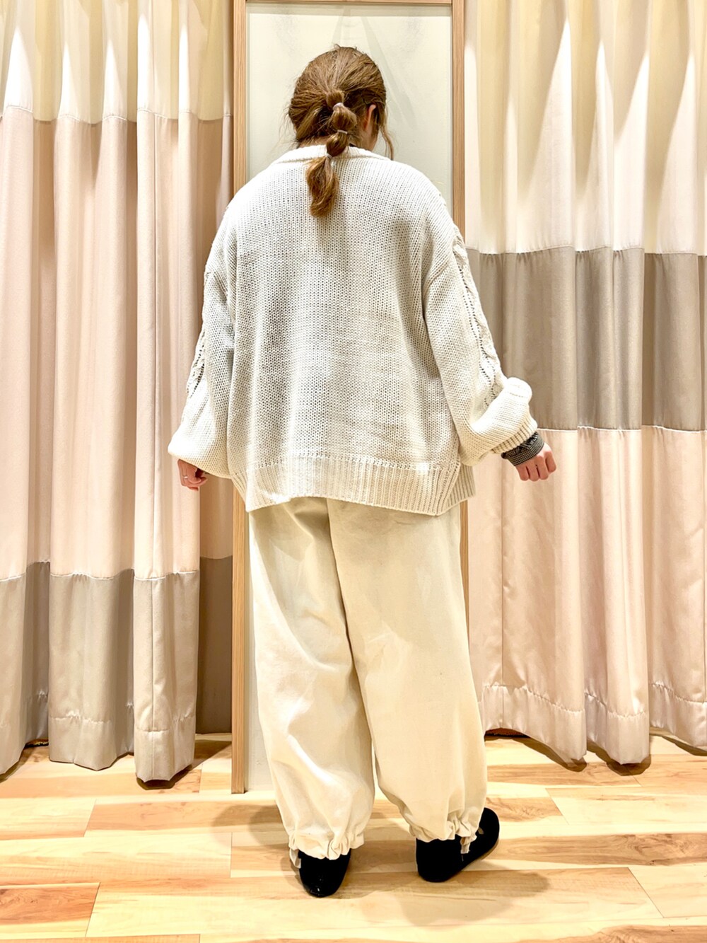 ベージュ系のシャツ/ブラウス、ブルー系のその他パンツ、ホワイト系のカーディガン/ボレロを着用したレディースの冬コーディネートの2枚目の写真