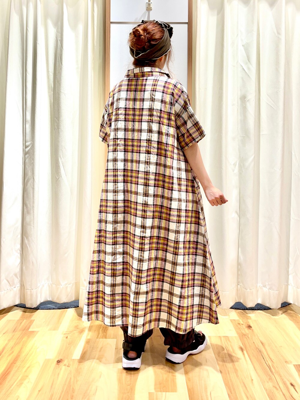 ホワイト系のTシャツ/カットソー、ベージュ系のシャツワンピース、グレー系のその他パンツを着用したレディースの夏コーディネートの2枚目の写真