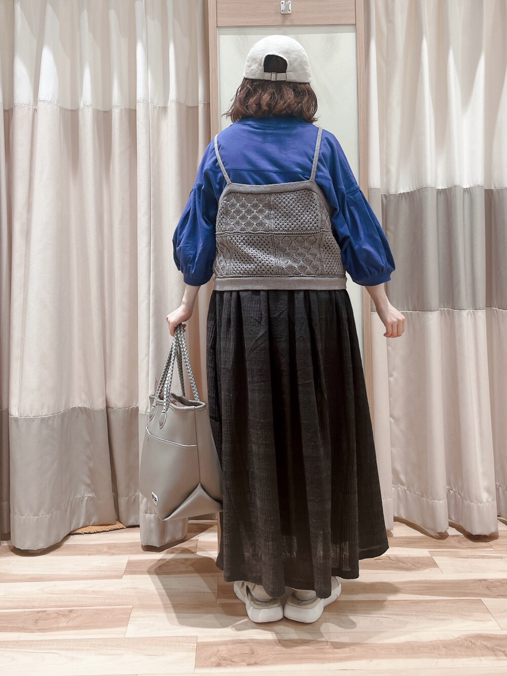 ブルー系のTシャツ/カットソー、グレー系のキャミソール、グレー系のスカートを着用したレディースの春コーディネートの2枚目の写真