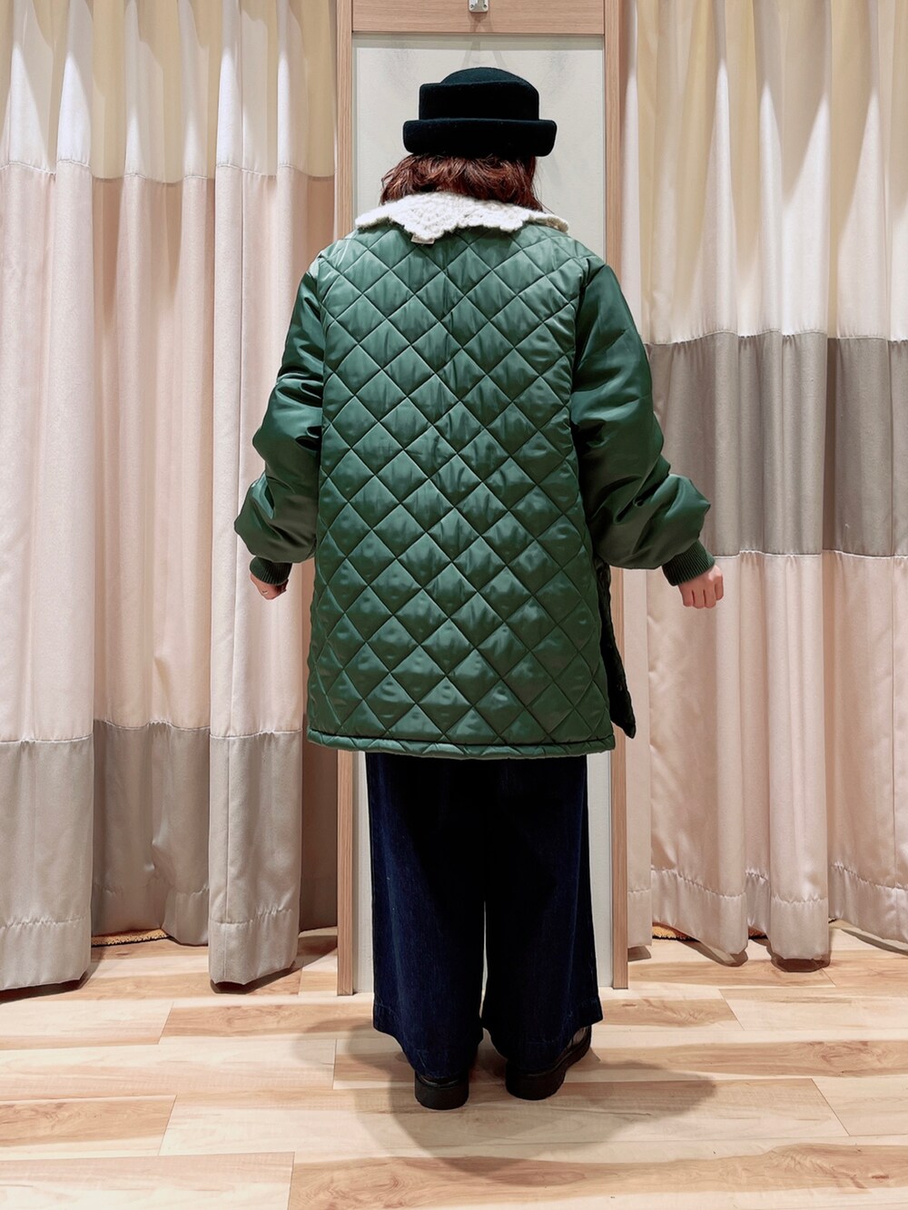 グリーン系のブルゾン、ブルー系のシャツ/ブラウス、ブルー系のデニムパンツを着用したレディースの秋コーディネートの2枚目の写真