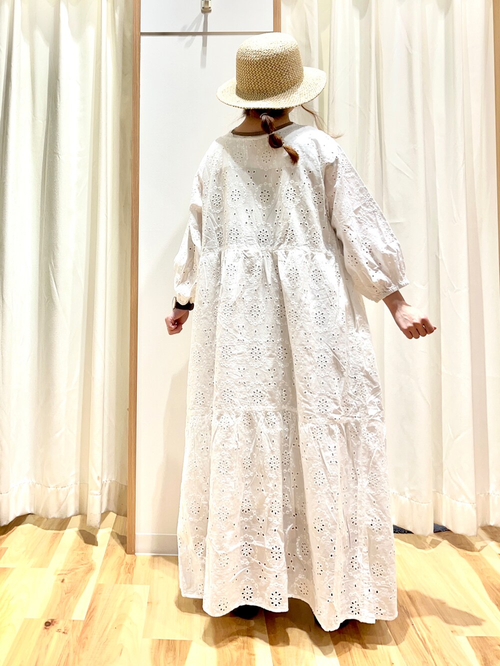 ベージュ系のTシャツ/カットソー、ホワイト系のワンピース、グリーン系のスカートを着用したレディースの夏コーディネートの2枚目の写真