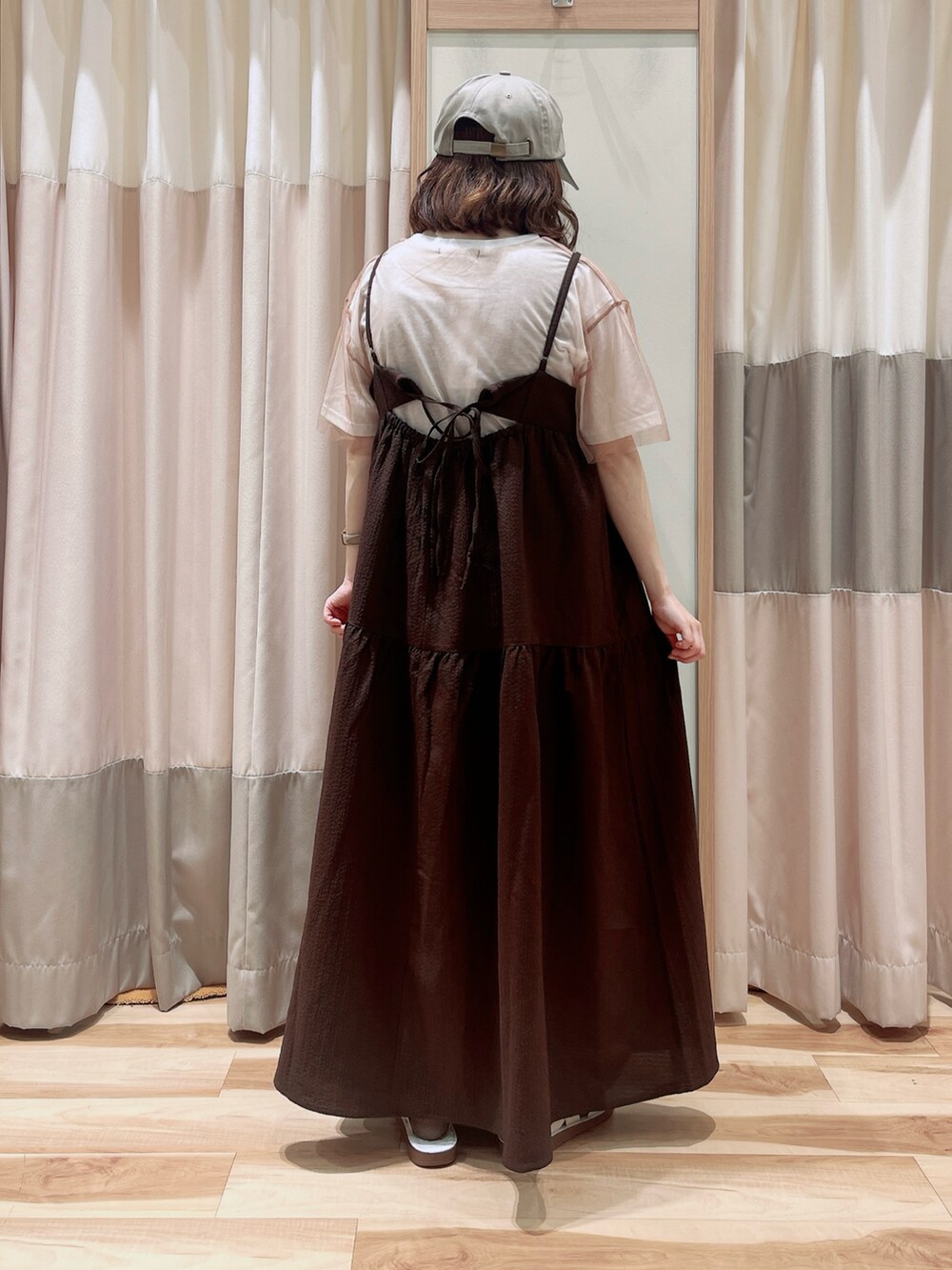 ブラウン系のTシャツ/カットソー、ブラウン系のワンピース、ホワイト系のドレスシューズを着用したレディースの夏コーディネートの2枚目の写真