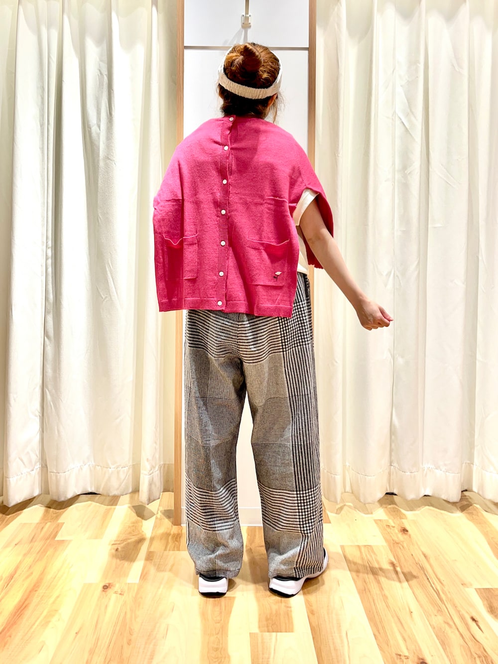 ホワイト系のTシャツ/カットソー、レッド系のカーディガン/ボレロ、ブラック系のその他パンツを着用したレディースの夏コーディネートの2枚目の写真