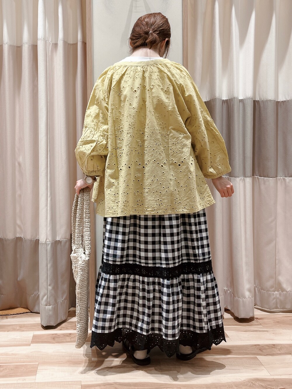 ホワイト系のTシャツ/カットソー、イエロー系のシャツ/ブラウス、ブラック系のスカートを着用したレディースの夏コーディネートの2枚目の写真