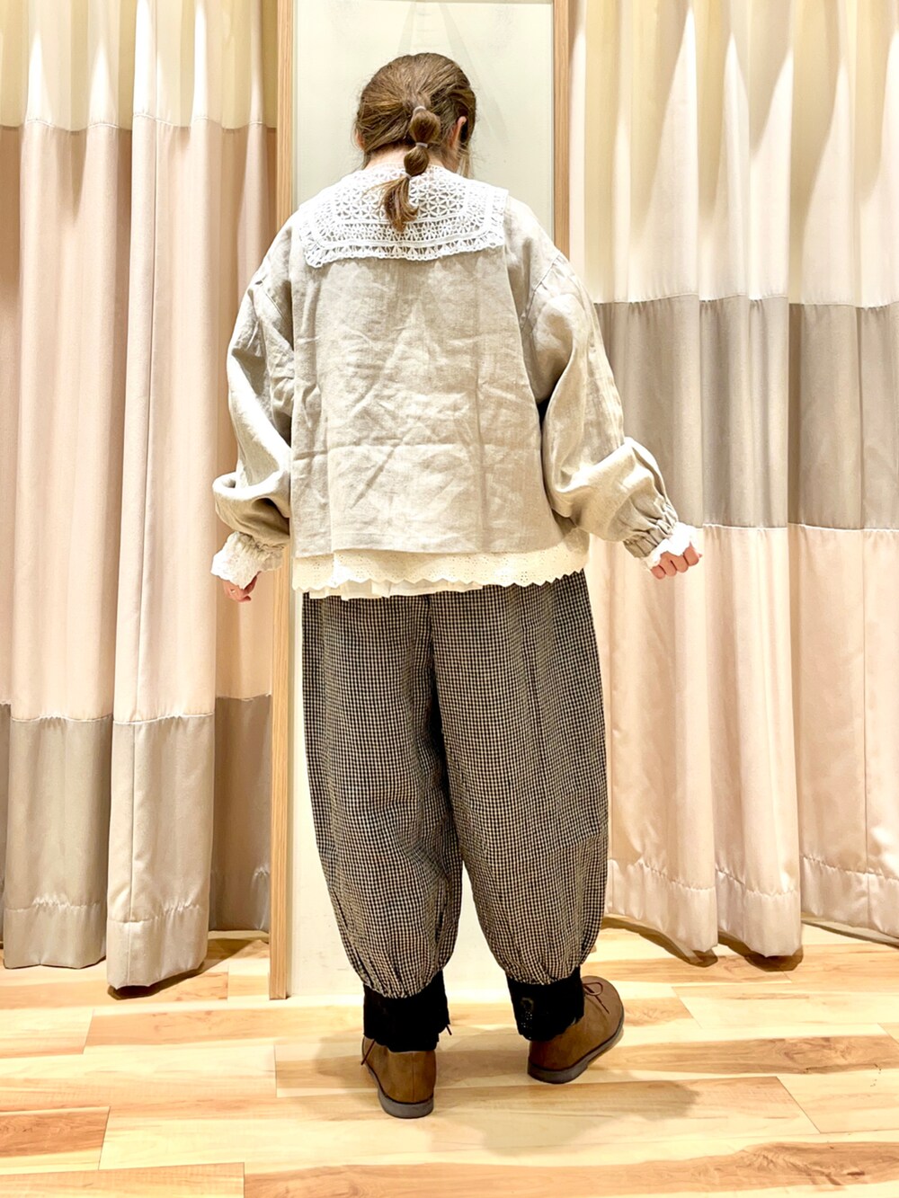 ベージュ系のジャケット/アウター、ホワイト系のシャツ/ブラウス、グレー系のパンツを着用したレディースの冬コーディネートの2枚目の写真