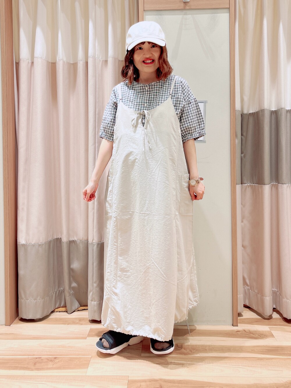 ブラック系のシャツ/ブラウス、ホワイト系のワンピース/ドレス、ブラック系のハンドバッグを着用したレディースの夏コーディネートの3枚目の写真