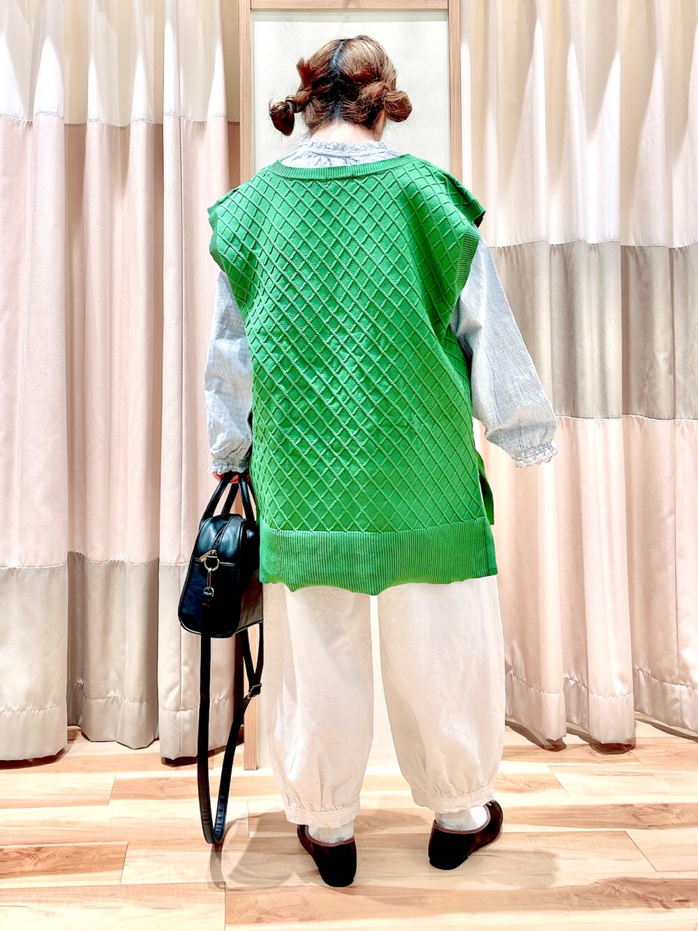 グリーン系のベスト、ブルー系のシャツ/ブラウス、ホワイト系のその他パンツを着用したレディースの春コーディネートの2枚目の写真