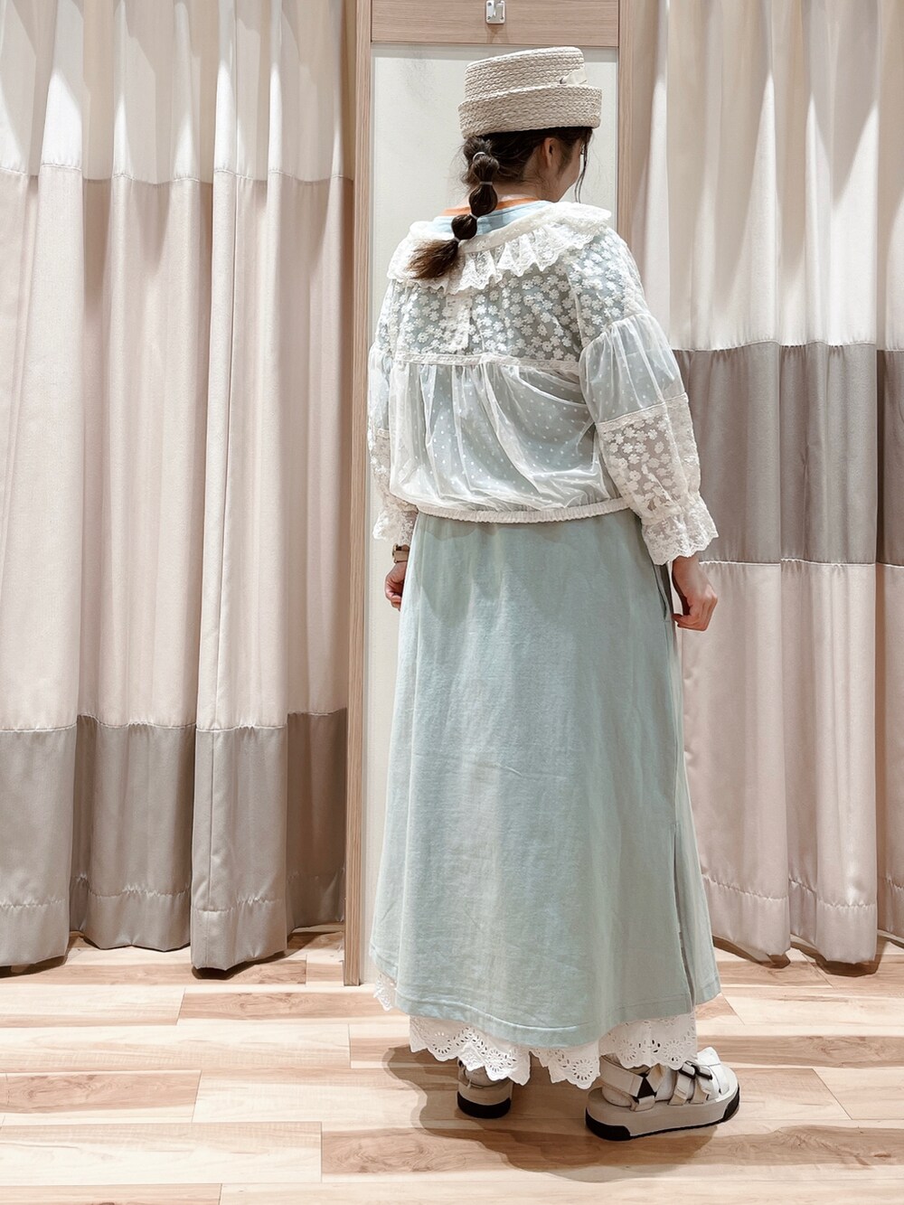 グリーン系のワンピース、ホワイト系のシャツ/ブラウス、ホワイト系のスカートを着用したレディースの春コーディネートの2枚目の写真