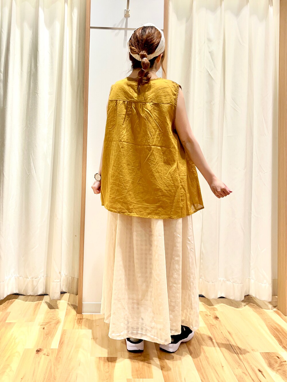 オレンジ系のシャツ/ブラウス、ホワイト系のTシャツ/カットソー、ホワイト系のスカートを着用したレディースの夏コーディネートの3枚目の写真