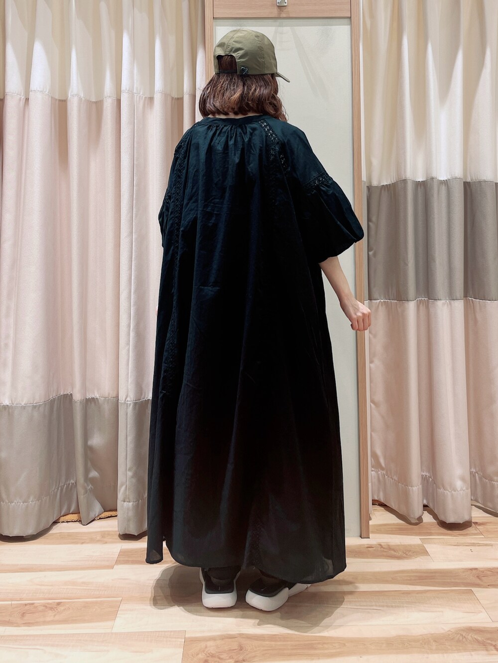 ブラック系のワンピース/ドレス、ブラック系のワンピース、ホワイト系のタンクトップを着用したレディースの夏コーディネートの2枚目の写真